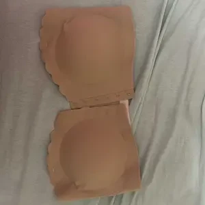 Peça bege sobre tecido claro