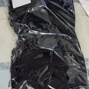 Peça preta embalada sobre tecido