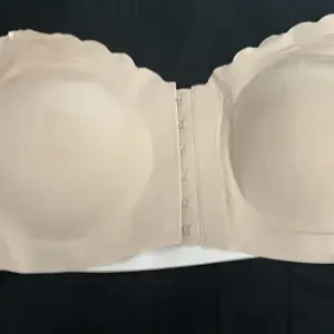 Detalhe do fecho frontal da peça bege