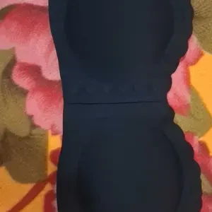 Peça preta sobre tecido estampado