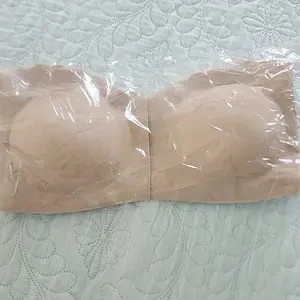 Peça bege embalada sobre tecido claro